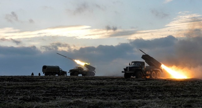 راجمة صواريخ أوكرانية تقصف مواقع روسية في شباط 2015 رويترز