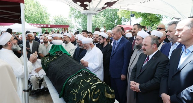 أثناء تشييع جثمان العالم الإسلامي التركي محمود أوسطا عثمان أوغلو الأناضول