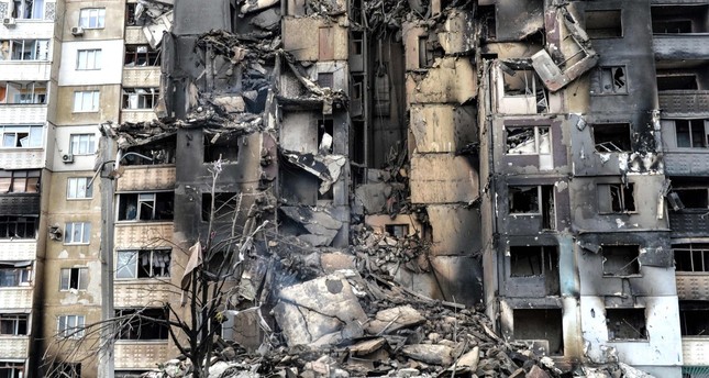 آثار الدمار الناتج عن قصف روسي لإحدى المباني بمدينة خاركييف الأوكرانية وكالة الأنباء الفرنسية
