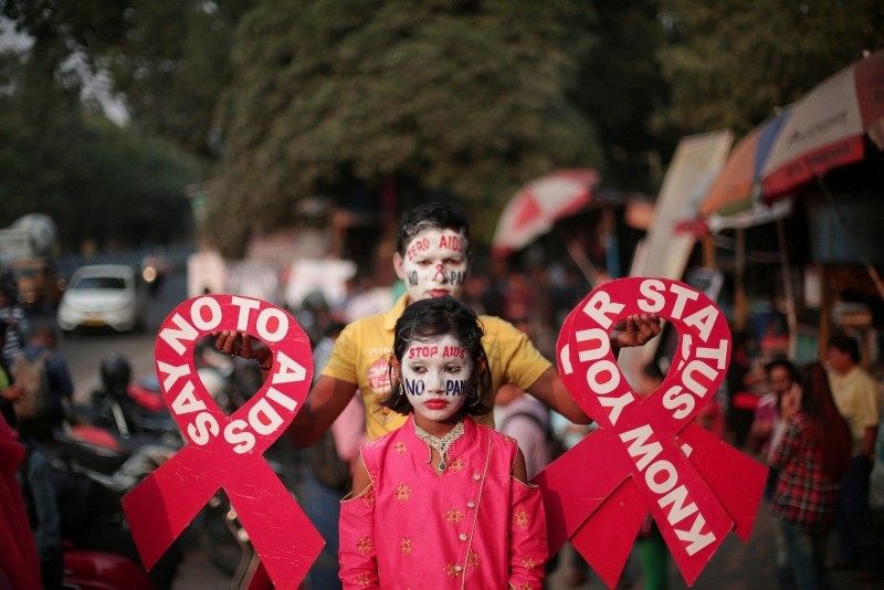 Activists hold the message during an AIDS awareness campaign on the eve of World AIDS Day in Kolkata, Eastern India, November 30, 2018. (EPA Photo)