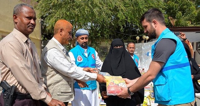تركيا تقدم مساعدات إنسانية لـ 2400 عائلة يمنية