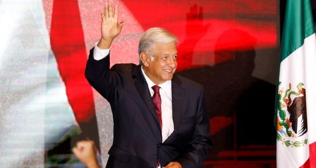أندريس مانويل لوبيز أوبرادور يهنئ الناخبين بعد إعلان فوزه في الانتخابات الرئاسية1 يوليو 2018 رويترز
