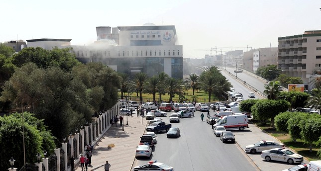 مبنى الشركة الوطنية للبترول الذي تعرض لهجوم إرهابي الأسبوع الماضي في طرابلس رويترز