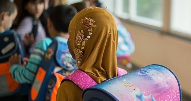 حزب ميركل يناقش حظر ارتداء الحجاب في دور الحضانة والمدارس الابتدائية