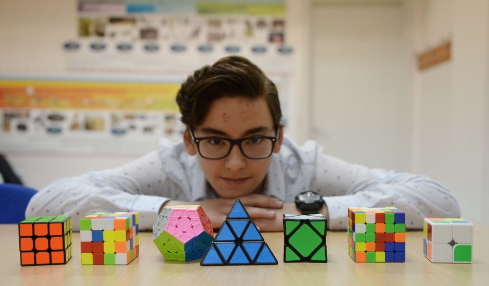 Turkish Teen Eyes Skewb Cube World Record Daily Sabah