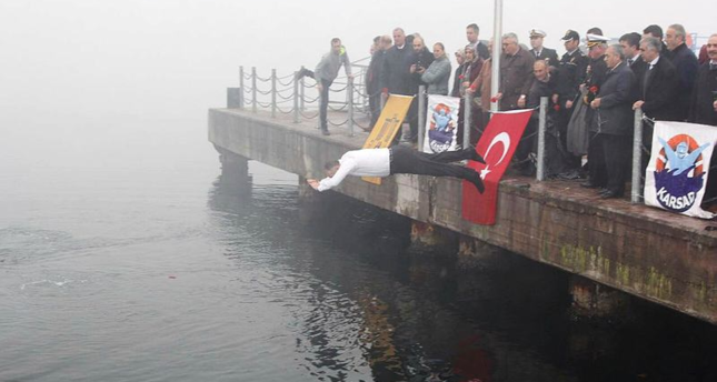 رئيس بلدية تركي ينقذ غواصة من الغرق خلال فعالية رسمية