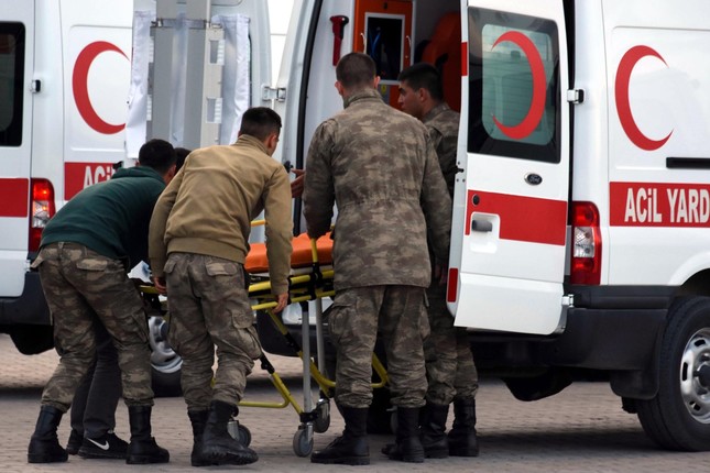Soldiers wounded in the PKK terror attack are being transferred to the hospital in Van, May 24, 2016 (DHA Photo)
