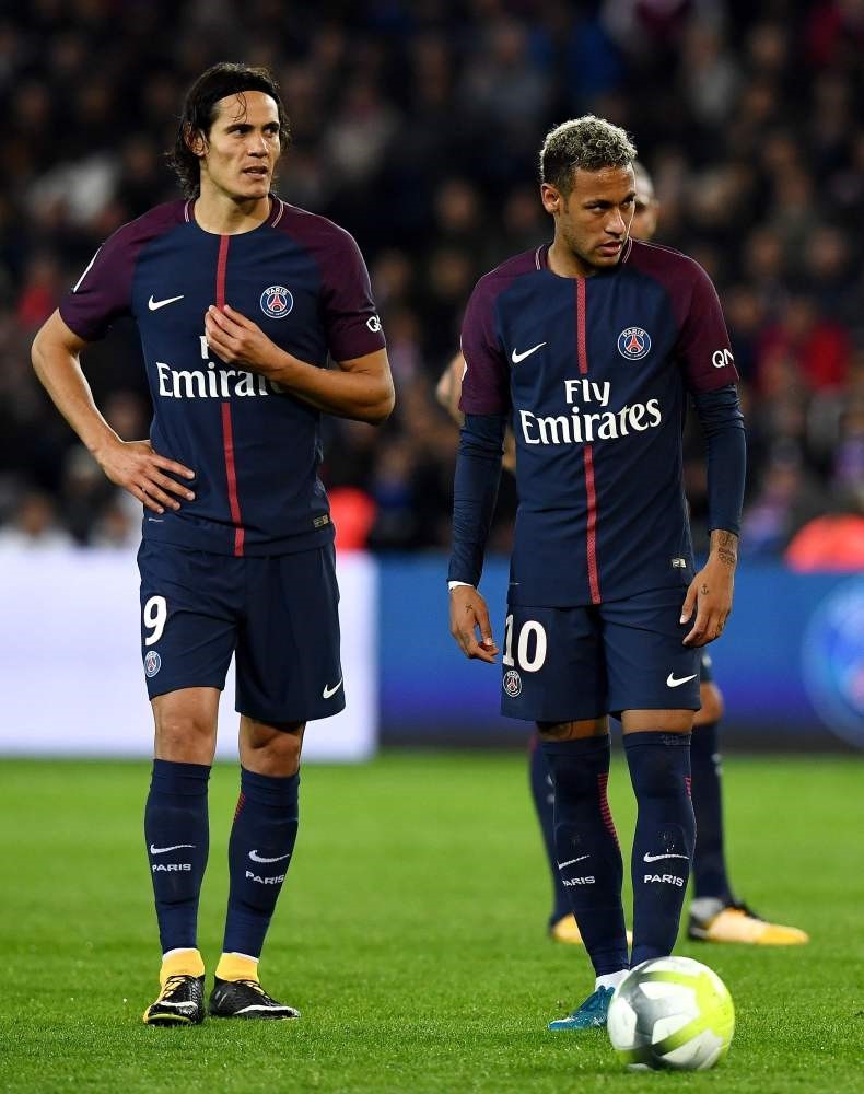 Cavani (L) and Neymar react during the French Ligue 1 football match against Lyon.