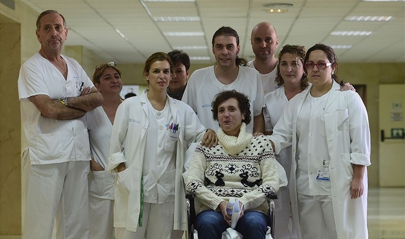 Former ebola patient Spanish nurse Teresa Romero (C DOWN) poses with medical staff before a press conference at Carlos III Hospital in Madrid on November 5, 2014 (AFP Photo)