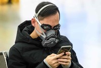 A man wears swimming goggles and a face mask at a high-speed train station in Hong Kong, Jan. 28, 2020. (AFP Photo)