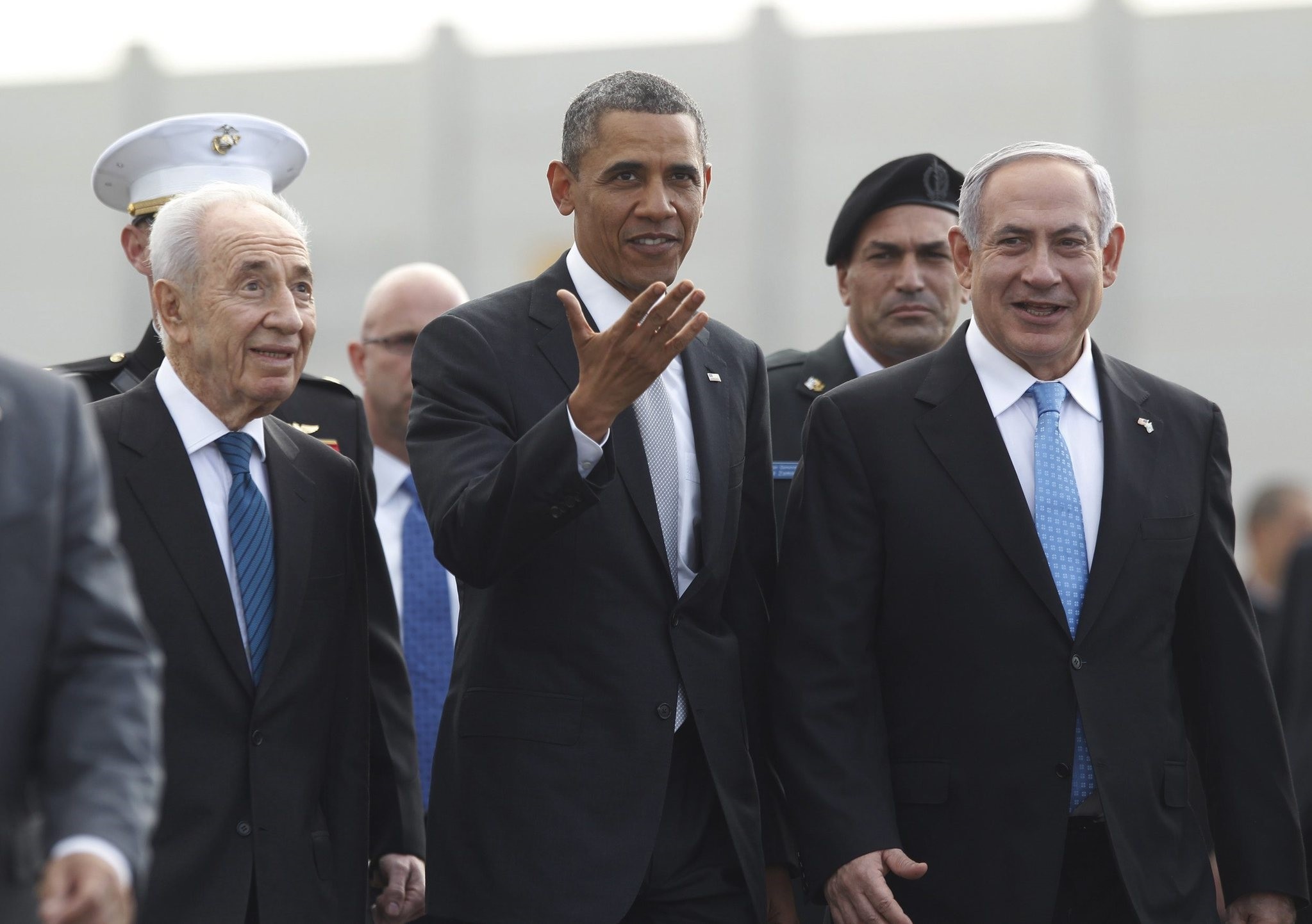 Obama (C) participates in a farewell ceremony with Israeli PM Netanyahu (R) and President Shimon Peres (L) in Tel Aviv, March 22, 2013. (Reuters Photo)