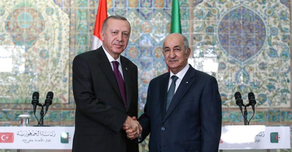 President Recep Tayyip Erdou011fan (L) and Algerian President Abdelmadjid Tebboune (R)  shakes hands at the end of a joint press conference following their meeting at the Presidential Office in Algiers, Jan. 26, 2020. (AFP PHOTO)
