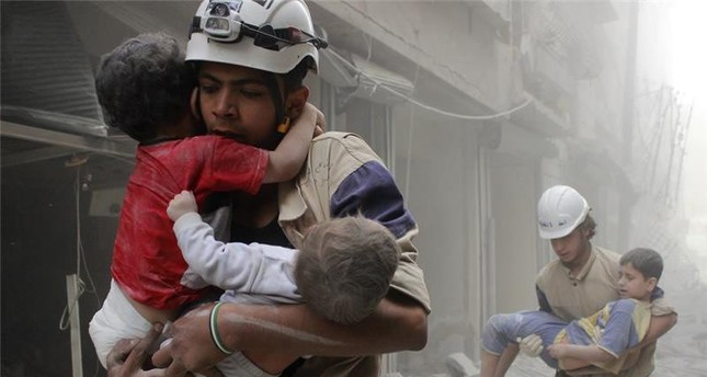 عناصر في منظمة الخوذ البيض تقوم بإسعاف الأطفال بعد قصف للنظام السوري على بيوتهم من الأرشيف