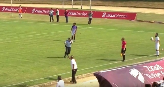 Polizeibeamter vergisst laufendes Fußballspiel und läuft aufs Feld
