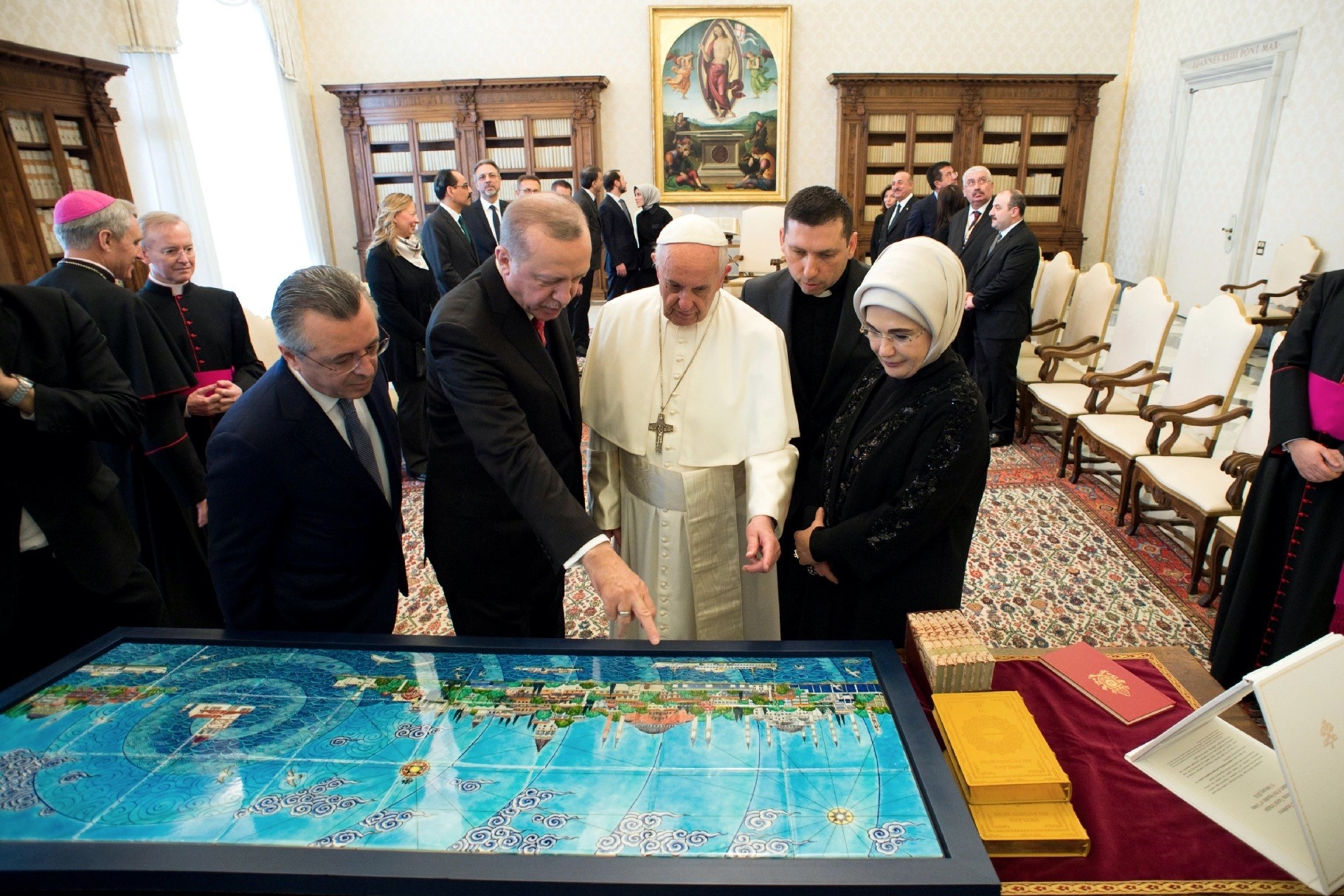 President Erdou011fan, accompanied by first lady Emine Erdou011fan (R), and Pope Francis exchange gifts during a private audience, at the Vatican, Feb. 5. 