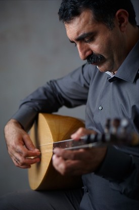 Bağlama virtuoso Erdal Erzincan.