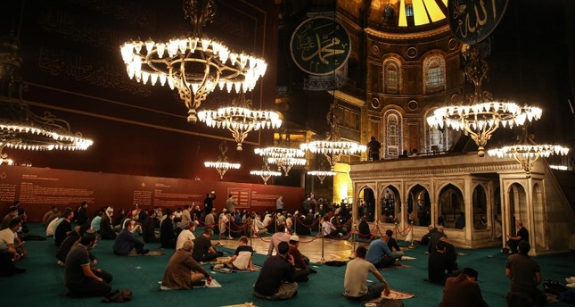 مواطنون أتراك يحيون ليلة المولد النبوي الشريف بجامع آيا صوفيا الكبير في إسطنبول