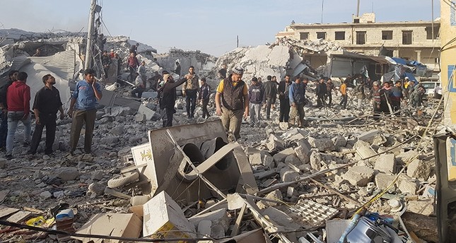 موقع المجزرة في سوق ببلدة الأتارب في ريف حلب الغربي الأناضول