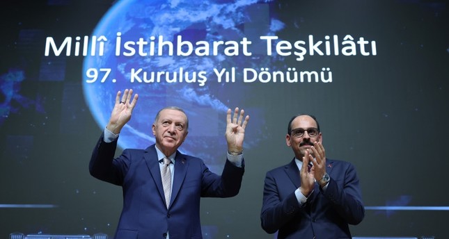 أردوغان مع إبراهيم قالن في فعالية أقيمت بالعاصمة أنقرة بمناسبة الذكرى الـ 97 لتأسيس جهاز الاستخبارات التركي، 10-1-2024. الأناضول