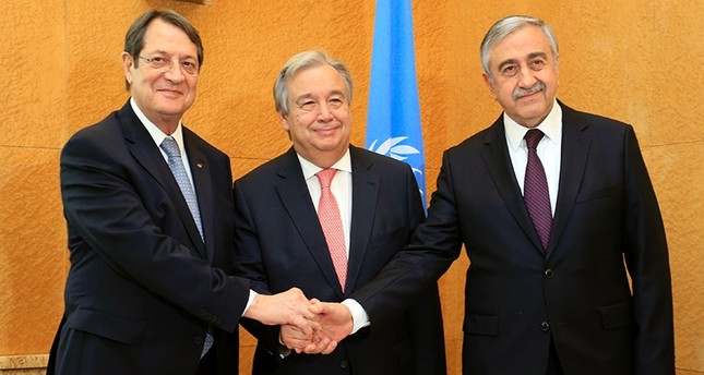 Turkish Cypriot Mustafa Akıncı (right), United Nations’ Secretary General Antonio Guterres (center) and Greek Cypriot leader Nicos Anastasiades (left) pose before a trilateral meeting (AFP Photo)