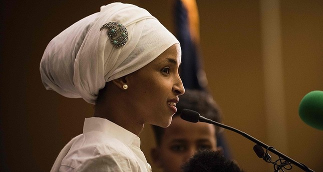 إلهام عمر.. من لاجئة صومالية لأول محجبة في الكونغرس الأمريكي