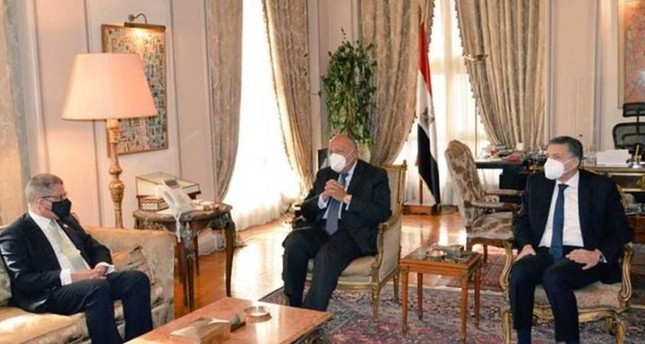 مصر وبريطانيا تتفقان على العمل معا للوفاء بالتزامات قضايا تغير المناخ