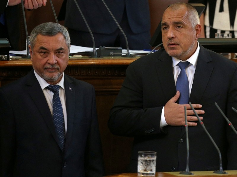Bulgaria's Prime Minister Boyko Borissov looks at Deputy Prime Minister Valeri Simeonov during a swearing-in ceremony in the parliament in Sofia, Bulgaria May 4, 2017 (Reuters File Photo)