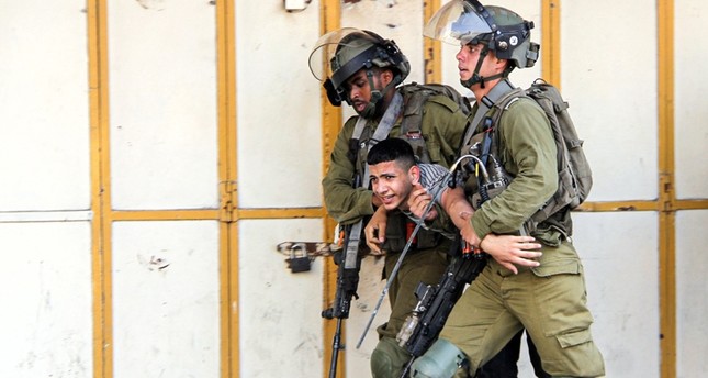 أثناء اعتقال أحد الشبان الفلسطينيين الأناضول