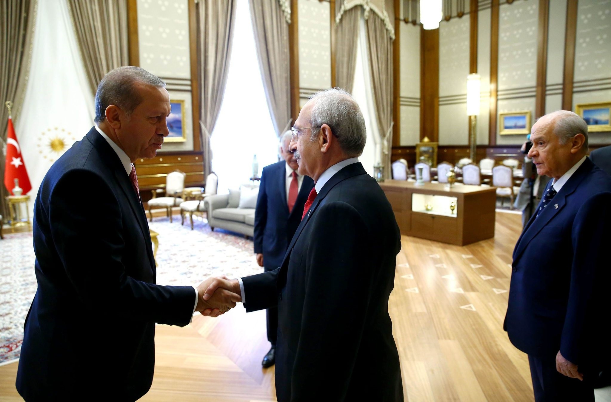Turkey's President Recep Tayyip Erdogan (L) meets with Chairman of Republican People's Party Kemal Kilicdaroglu (C) and Chairman of the Nationalist Movement Party (MHP) Devlet Bahceli (R). (AFP Photo)