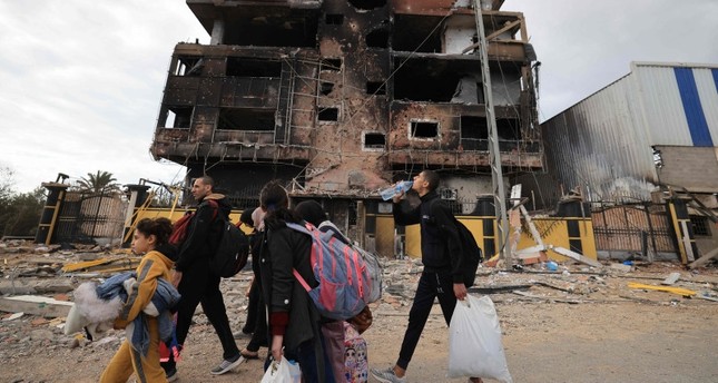 فلسطينيون فارون من القتال في غزة يسيرون على طريق صلاح الدين في منطقة الزيتون في الجزء الجنوبي من قطاع غزة. 19 نوفمبر 2023 الفرنسية