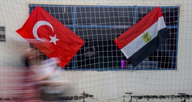 العلمان التركي والمصري في سوق خيرية مخصصة لضحايا زلزال قهرمان مرعش الأناضول