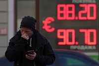 الروبل الروسي يهبط إلى أدنى مستوى له مقابل الدولار منذ سنة