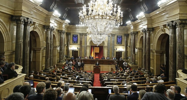 رئيس كتالونيا يقترح تعليق إعلان الانفصال عن إسبانيا