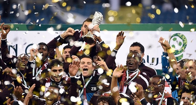 لاعبو المنتخب القطري يحتفلون بفوزهم ببطولة خليجي 22 الفرنسية