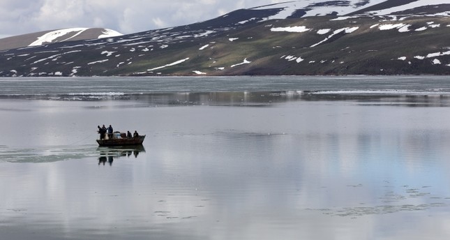 بحيرة نازيك التركية تكشف عن جمالها بعد ذوبان الجليد
