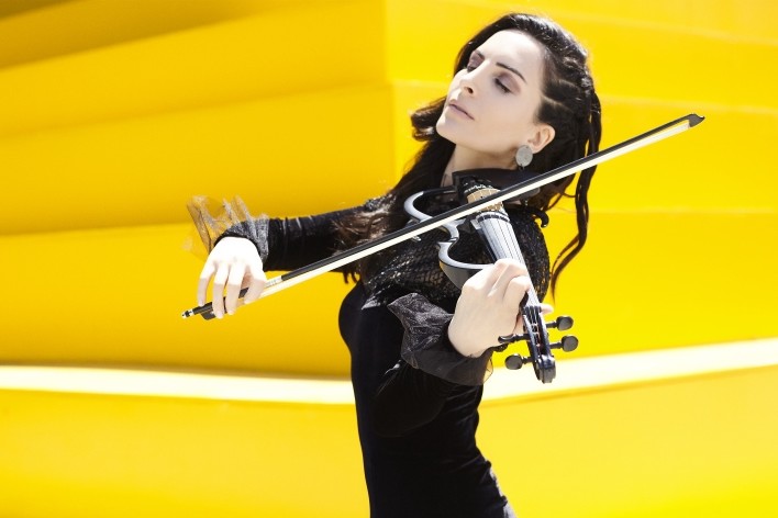 Tavilson is breaking taboos by accompanying her music with colorful choreography and shows that capture the audienceu2019s attention throughout her performances.