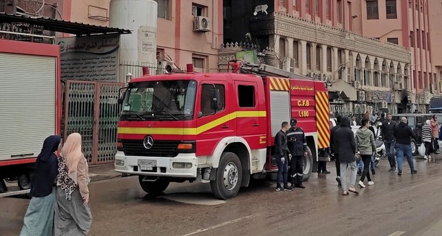 رجال إطفاء يعملون على إخماد حريق نشب في مستشفى النور المحمدي الخيري في القاهرة في 1 فبراير/ شباط 2023 AFP