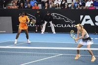 Serena Williams (L) and Caroline Wozniacki (R) in action in the match against the Japanese team, Auckland, Jan. 6, 2020. (AP Photo) 
