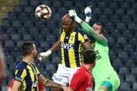 Fenerbahu00e7e forward Andre Ayew takes on u00dcmraniyespor players in the Ziraat Turkey Cup game on Jan. 24, 2019.