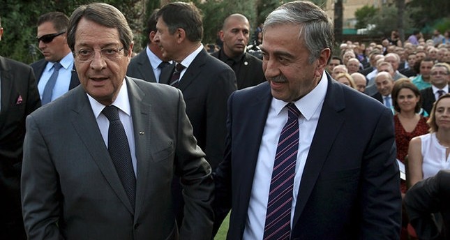 مصطفى أقينجي رئيس جكهورية شمال قبرص التركية مع زعيم الشطر الرومي للجزيرة نيكوس أناستلسيادس رويترز