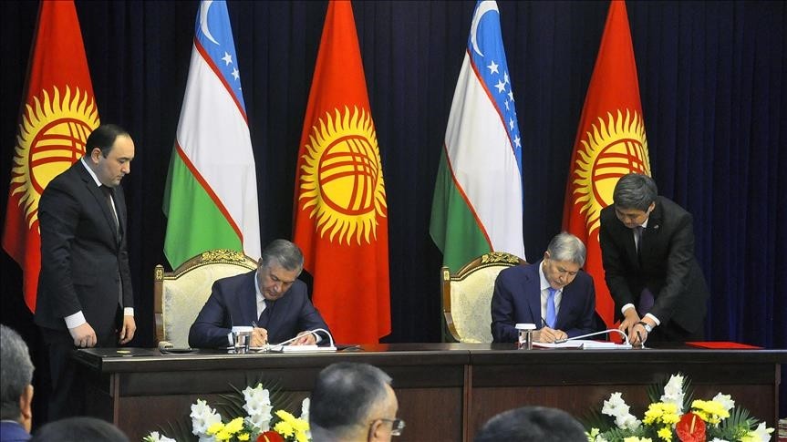 President of Kyrgyzstan Almazbek Atambayev (R) and President of Uzbekistan Shavkat Mirziyoyev (L) sign an agreement on border treaty between Kyrgyzstan and Uzbekistan in Bishkek, Kyrgyzstan on September 06, 2017. (AA Photo)