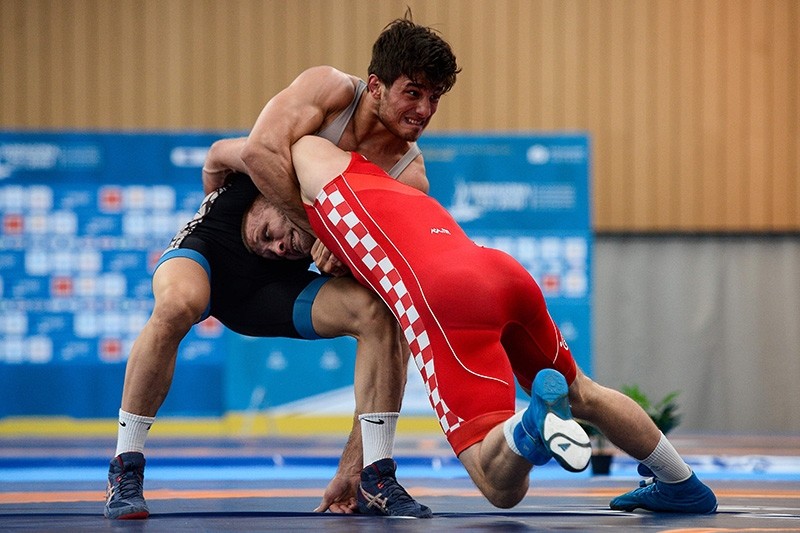 Turkey's Yunus Emre Bau015far (L) wrestles with Croatia's Bozo Starzevic in the men's Greco-Roman 67 Kg semi-final wrestling bout during the wrestling competition of the XVIII Mediterranean Games in Vilaseca near Tarragona on June 24, 2018. (AFP Photo)