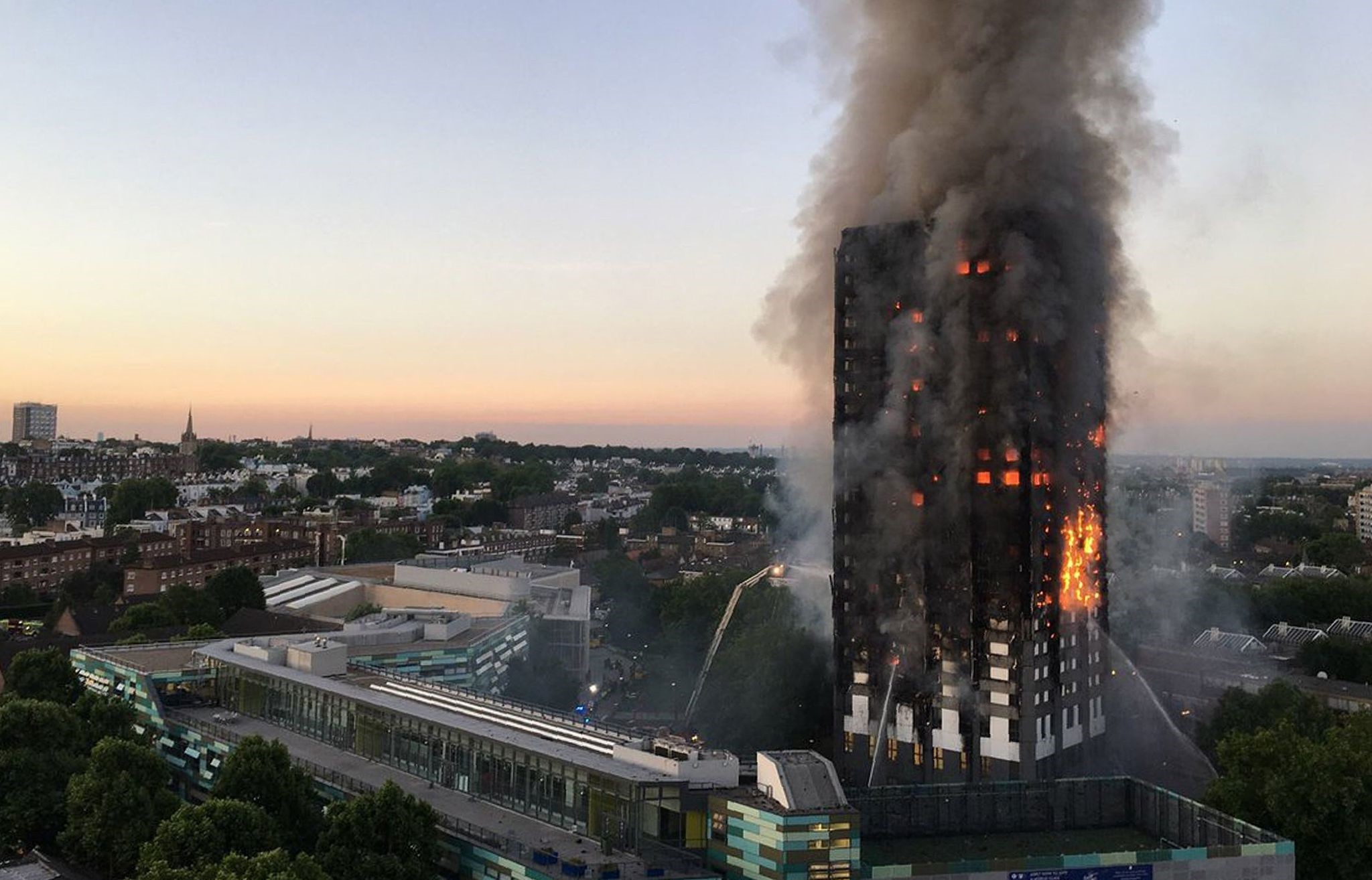 This handout image received by local resident Natalie Oxford early on June 14, 2017 shows flames and smoke coming from a 27-storey block of flats after a fire broke out in west London. (AFP Photo)