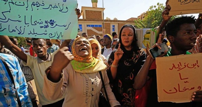 Sudanese demonstrators carry placards and chant slogans as they protest outside the Foreign Ministry in the capital Khartoum on Jan. 28, 2020. AFP Photo