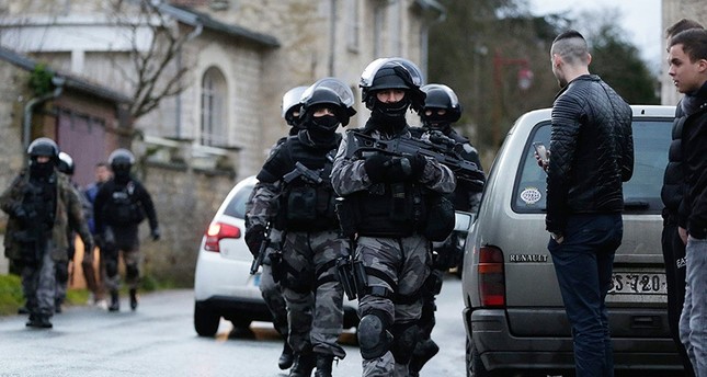 بعد عام من فرضها.. فرنسا تخطط لتمديد حالة الطوارئ المعلنة في البلاد