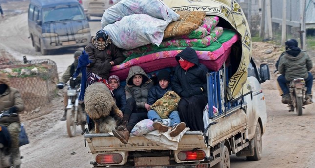 Displaced Syrians flee the countryside of Aleppo and Idlib provinces towards Syria's northwestern Afrin district near the border with Turkey Feb. 13, 2020. AFP Photo