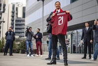Zlatan Ibrahimovic shows an AC Milan scarf as he meets his fans outside the team headquarters, Milan, Jan. 3, 2020. (AP Photo) 