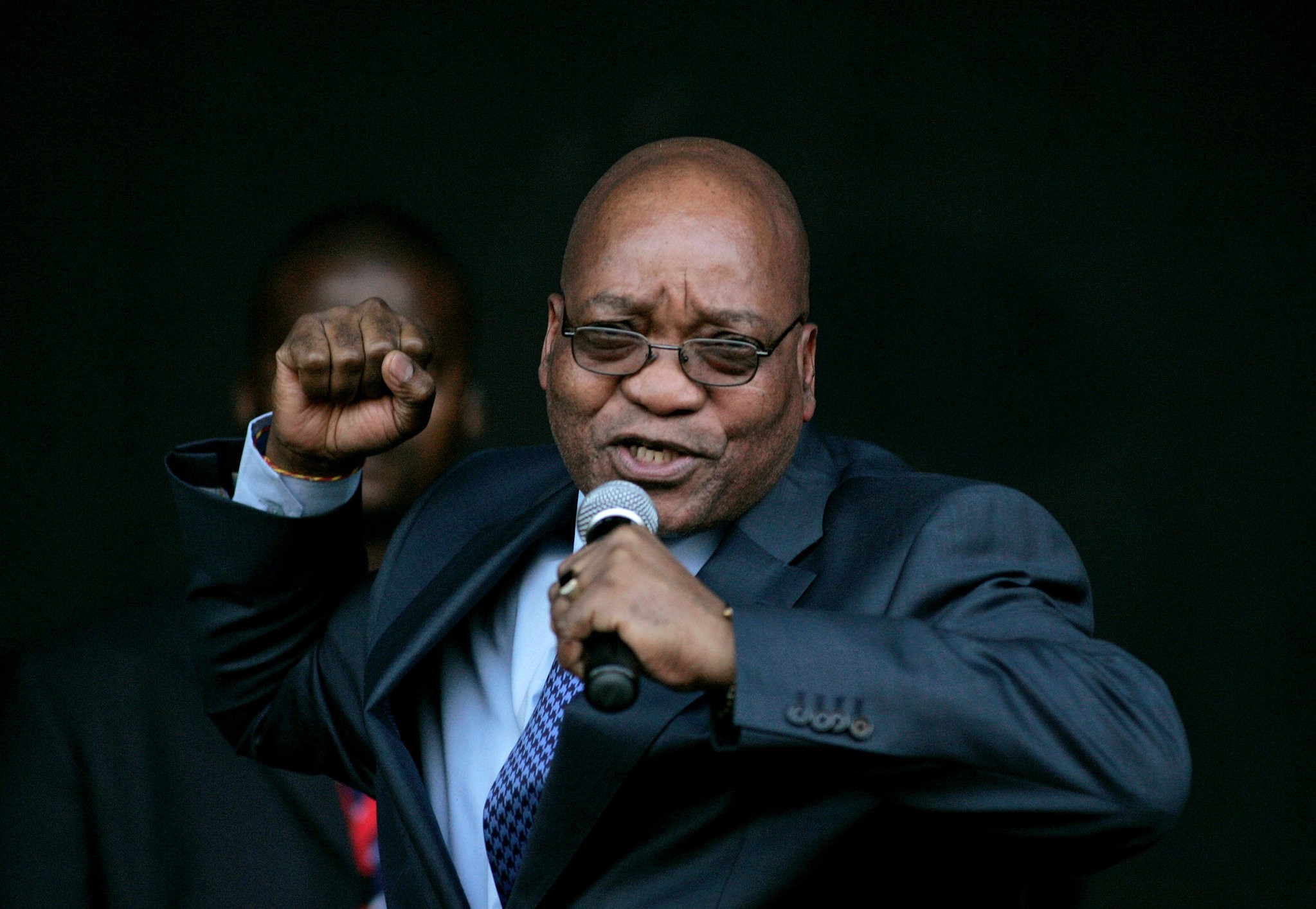 Jacob Zuma, leader of South Africa's ruling African National Congress (ANC), sings for his supporters at the Pietermaritzburg high court outside Durban August 4, 2008. (REUTERS Photo)