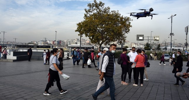 تطائرات مسيرة بمنطقة أمينونو في إسطنبول تذيع تسجيلات صوتيه لتنبيه المواطنين والسياح بضرورة ارتداء الكمامات والمحافظة على التباعد الاجتماعي الأجتماعي