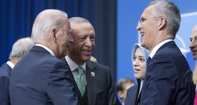 الرئيس التركي رجب طيب أردوغان ونظيره الأمريكي جو بايدن وأمين عام حلف الناتو ينس ستولتنبرغ في لقاء على هامش قمة الحلف في العاصمة الليتوانية فيلنيوس صورة: الأناضول